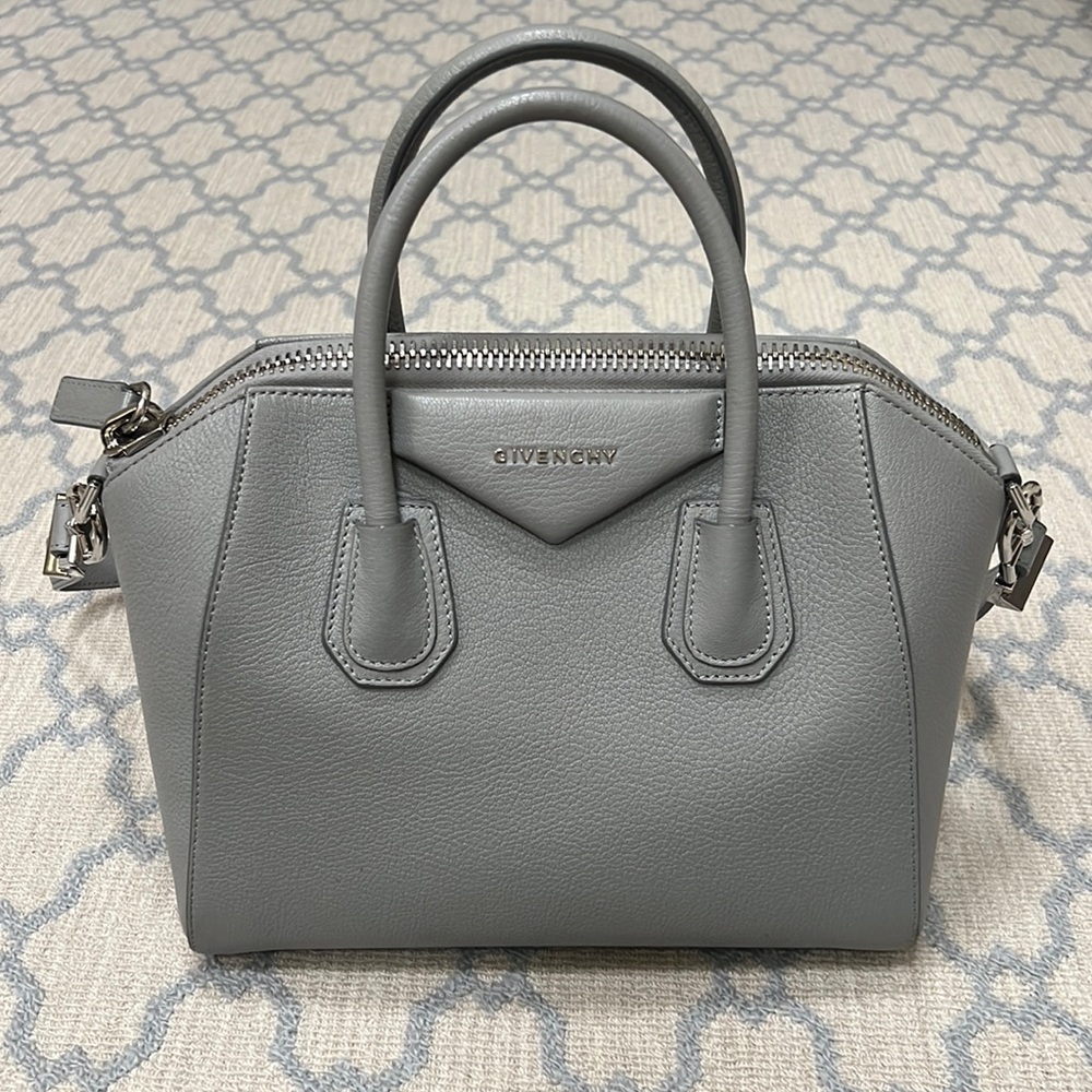 This is an authentic GIVENCHY Goatskin Small Antigona in Pearl Grey